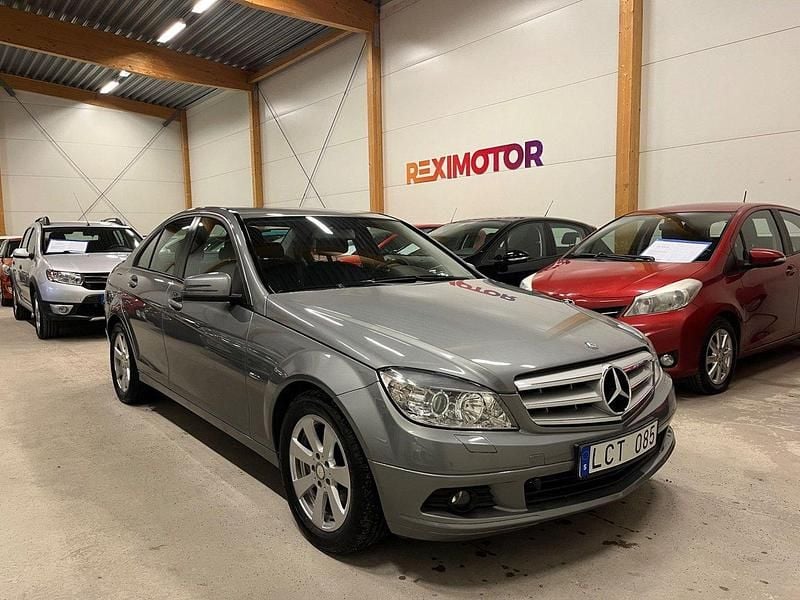 Silver Begagnad 2010 Mercedes C180 Classic Sedan | 109 900 kr (Marknadspris) - Bild 1/4