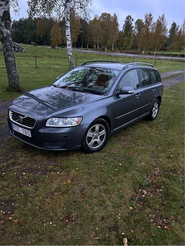 Grå Begagnad 2008 Volvo V50 Kinetic Kombi | 20 000 kr (Dyr) - Bild 1/4