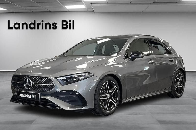 Mörkgrå (bergsgrå metallic) Begagnad 2024 Mercedes A250 Premium Plus Halvkombi | 469 000 kr (Bra pris) - Bild 1/4