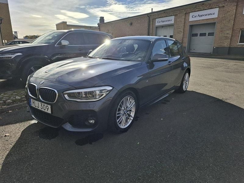 Grå Begagnad 2018 BMW 118 M Sport Halvkombi | 165 000 kr (Bra pris) - Bild 1/4