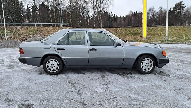 Begagnad Mercedes E400 275 HK (202 kW) 1992 Sedan