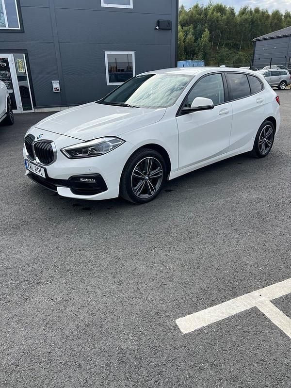Begagnad 2020 BMW 118 Halvkombi | 215 000 kr (Marknadspris) - Bild 1/4