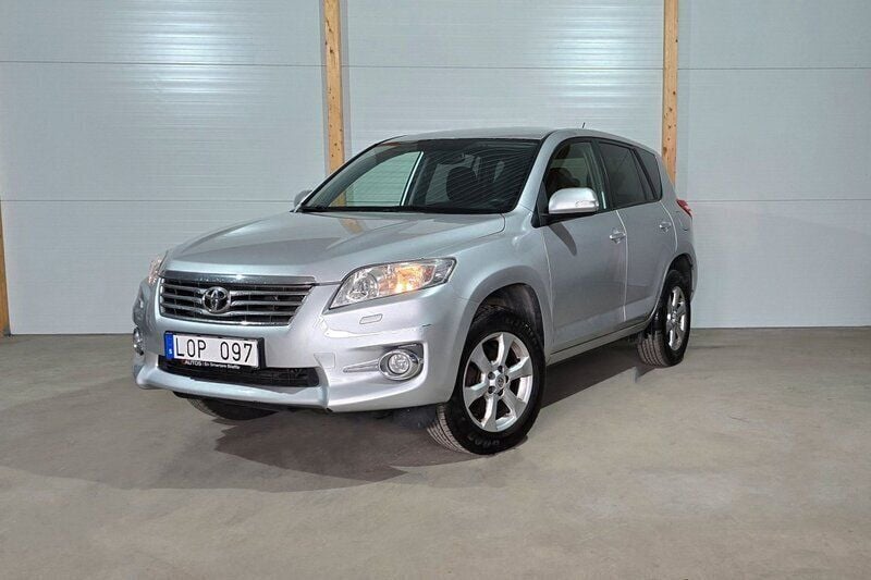 Silver Begagnad 2011 Toyota RAV4 Multidrive S SUV | 139 700 kr (Marknadspris) - Bild 1/3