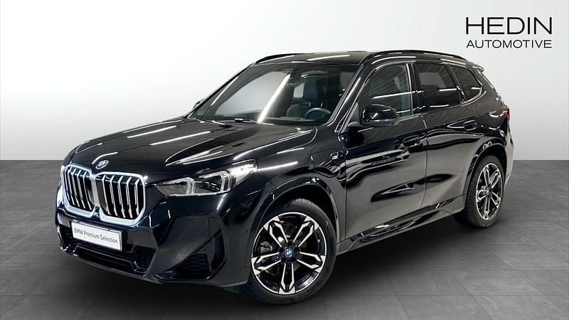 Svart (black) Begagnad 2025 BMW X1 Comfort Edition SUV | 558 700 kr (Dyr) - Bild 1/4