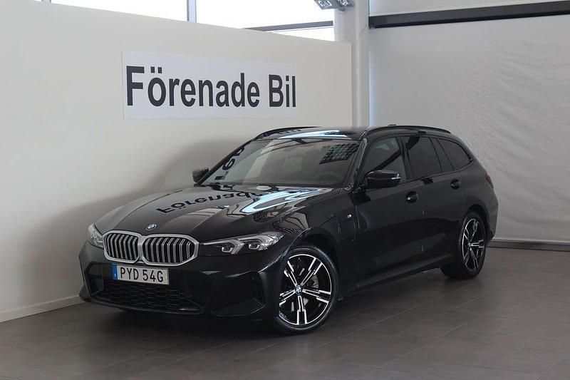 Svart sapphire metallic Begagnad 2025 BMW 330 M Sport Kombi | 489 000 kr - Bild 1/4