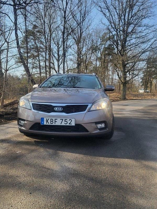 Grå Begagnad 2010 Kia Ceed Sportswagon 4 Kombi | 30 000 kr (Bra pris) - Bild 1/4