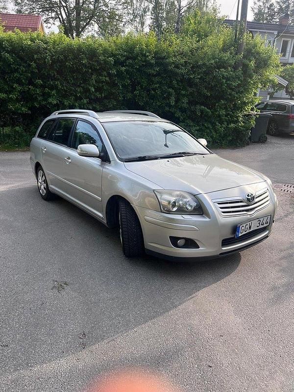 Silver Begagnad 2007 Toyota Avensis Kombi | 49 000 kr (Lite dyr) - Bild 1/4