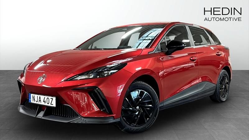 Röd (red) Begagnad 2023 MG MG4 EV Halvkombi | 259 900 kr (Marknadspris) - Bild 1/4