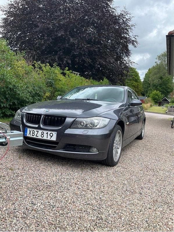 Grå Begagnad 2006 BMW 330 Sedan | 79 000 kr (Marknadspris) - Bild 1/4