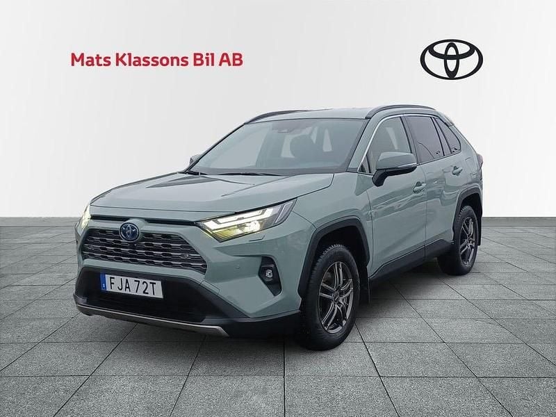 Grön Begagnad 2024 Toyota RAV4 Hybrid Executive SUV | 449 000 kr (Marknadspris) - Bild 1/1