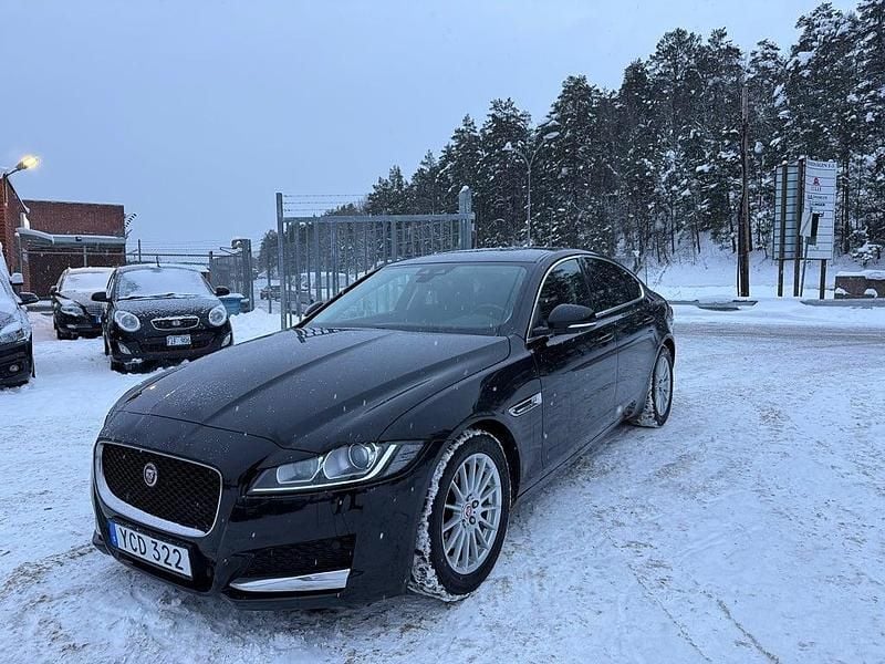 Svart Begagnad 2016 Jaguar XF Sedan | 159 900 kr - Bild 1/4
