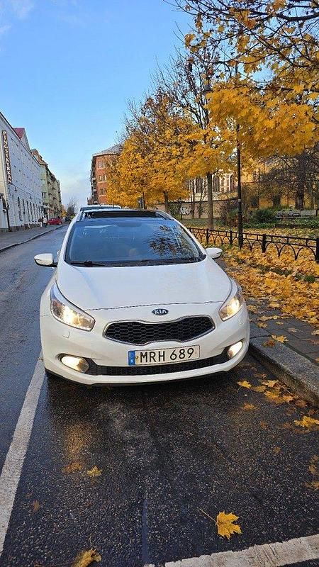 Vit Begagnad 2015 Kia Ceed Sportswagon Comfort Kombi | 66 000 kr (Marknadspris) - Bild 1/4