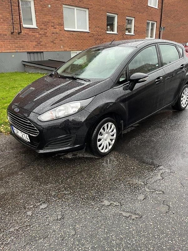 Svart Begagnad 2013 Ford Fiesta Trend Halvkombi | 53 000 kr (Marknadspris) - Bild 1/4
