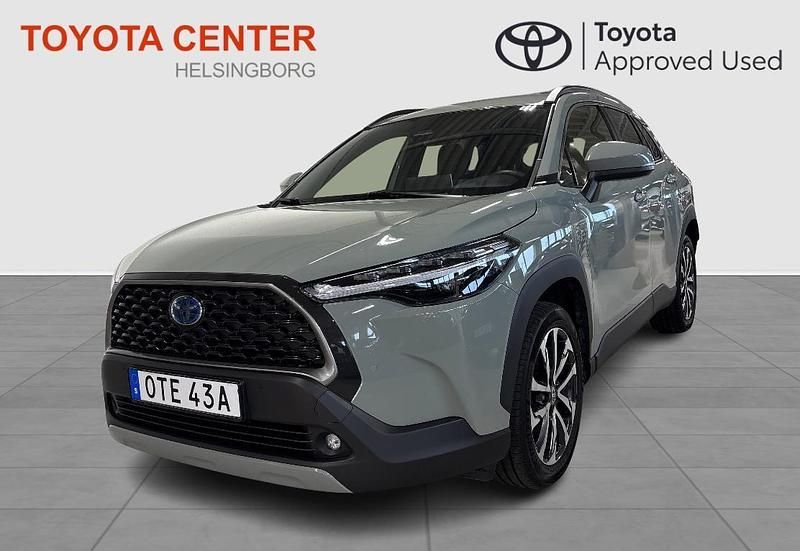 Grön Begagnad 2023 Toyota Corolla Cross Plus SUV | 359 900 kr (Marknadspris) - Bild 1/4