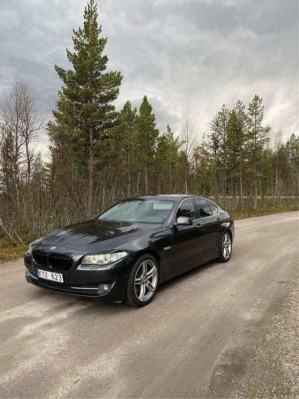Grå Begagnad 2011 BMW 520 Sedan | 99 000 kr (Marknadspris) - Bild 1/3