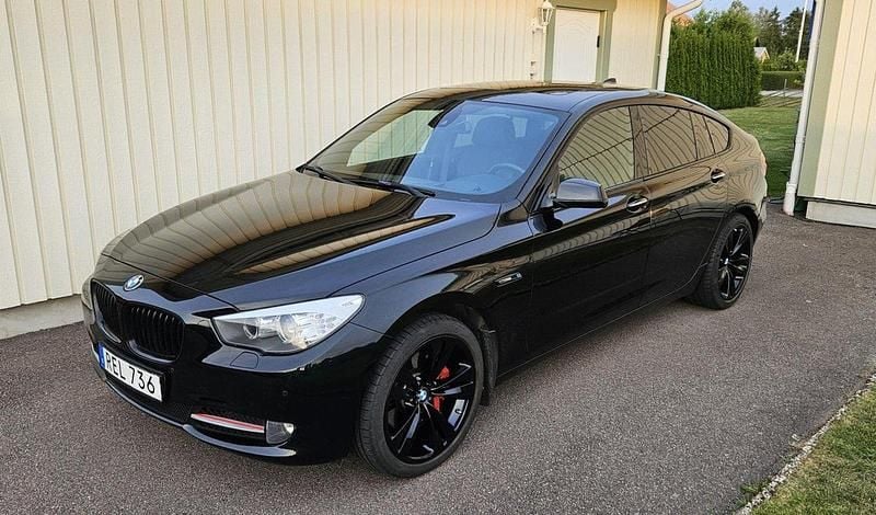 Svart Begagnad 2011 BMW 530 Gran Turismo Halvkombi | 120 000 kr (Marknadspris) - Bild 1/4