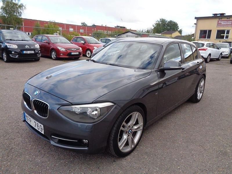 Grå Begagnad 2011 BMW 118 Sport Line Halvkombi | 89 900 kr (Lite dyr) - Bild 1/4