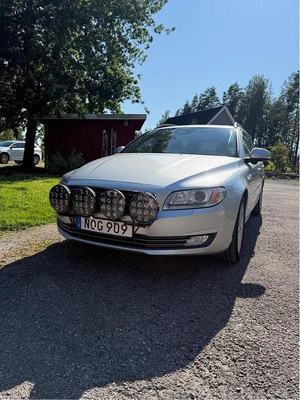 Silver Begagnad 2015 Volvo V70 Momentum Kombi | 80 000 kr (Superpris) - Bild 1/4