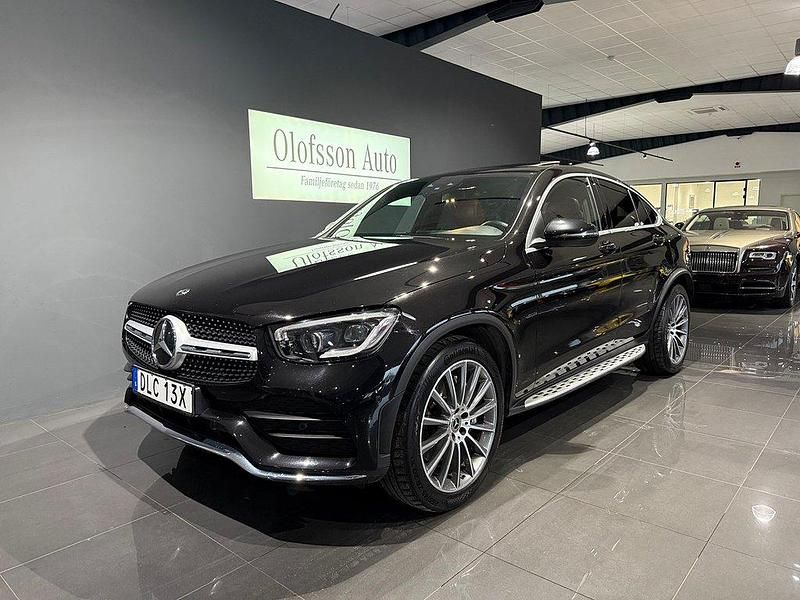 Svart (obsidiansvartmetallic) Begagnad 2019 Mercedes GLC220 AMG Sportkupé | 399 000 kr (Marknadspris) - Bild 1/4
