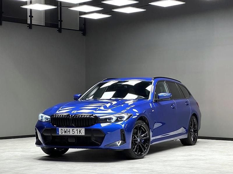 Blå Begagnad 2024 BMW 330e M Sport Kombi | 439 900 kr (Superpris) - Bild 1/4