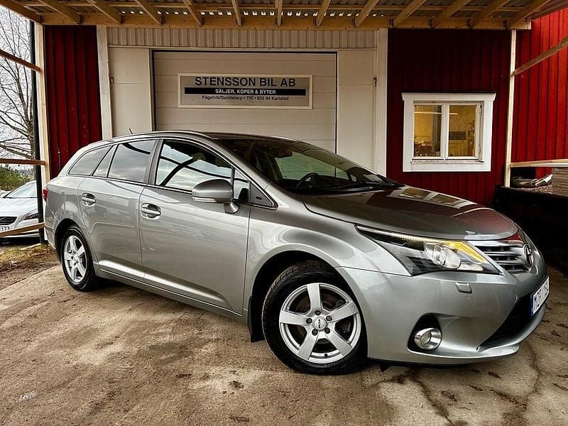 Grå Begagnad 2012 Toyota Avensis Business Edition Kombi | 79 500 kr (Marknadspris) - Bild 1/4