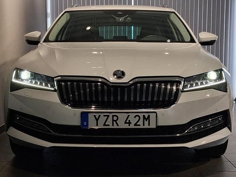 Begagnad Skoda Superb 2023 Vit Kombi
