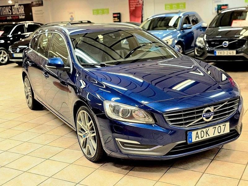 Blå Begagnad 2014 Volvo V60 Ocean Race Kombi | 119 900 kr (Marknadspris) - Bild 1/4
