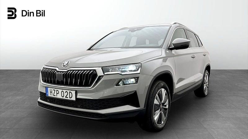 Grå Begagnad 2023 Skoda Karoq Style SUV | 314 900 kr (Marknadspris) - Bild 1/4