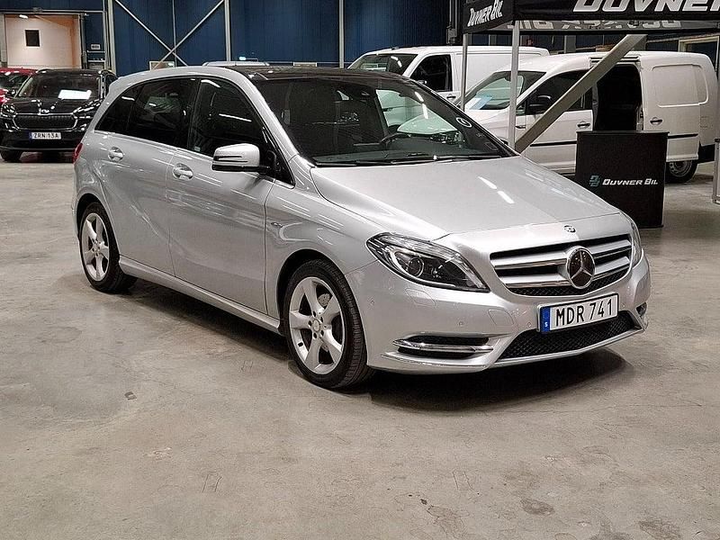 Silver Begagnad 2011 Mercedes 200 Sport Halvkombi | 79 900 kr - Bild 1/4