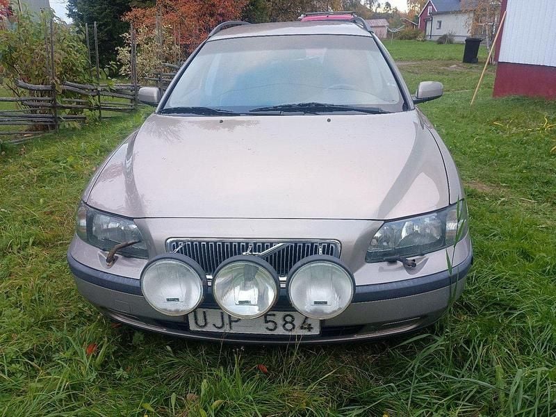 Brun Begagnad 2004 Volvo V70 Kombi | 15 000 kr (Bra pris) - Bild 1/4