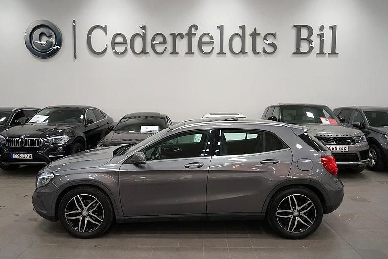 Mörkgrå Begagnad 2014 Mercedes GLA200 SUV | 168 900 kr (Marknadspris) - Bild 1/4
