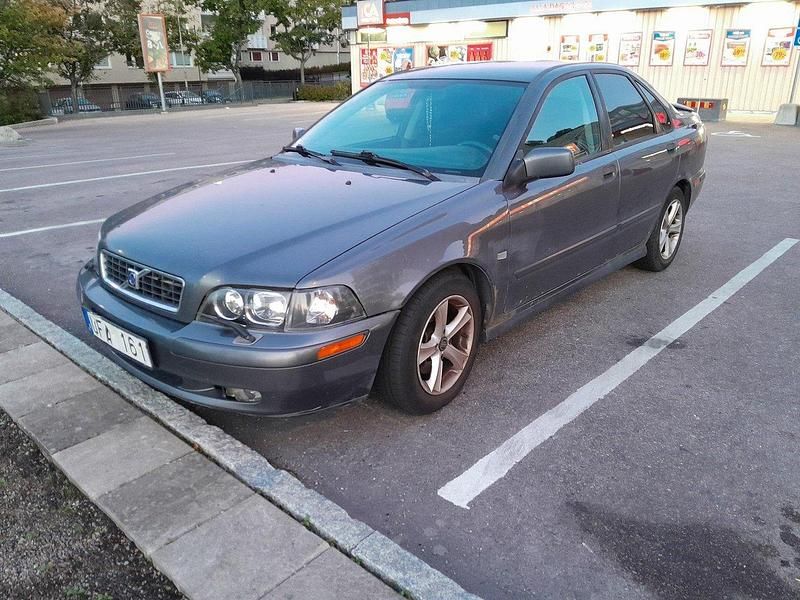 Grå Begagnad 2004 Volvo S40 Sedan | 17 000 kr (Marknadspris) - Bild 1/4