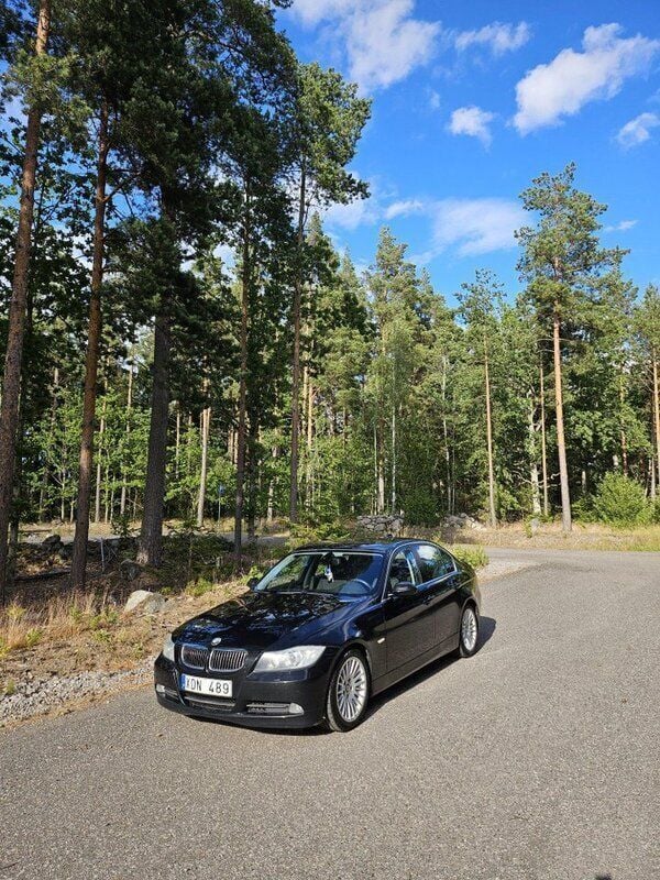 Svart Begagnad 2006 BMW 325 Advantage Sedan | 59 500 kr (Marknadspris) - Bild 1/4