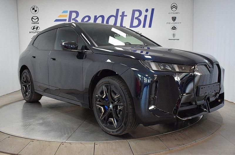 Carbon black metallic Ny 2025 BMW iX M Sport SUV | 1 115 000 kr (Dyr) - Bild 1/3
