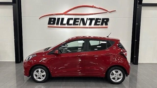 Röd Begagnad 2017 Hyundai i10 Comfort Halvkombi | 94 900 kr (Marknadspris) - Bild 1/3