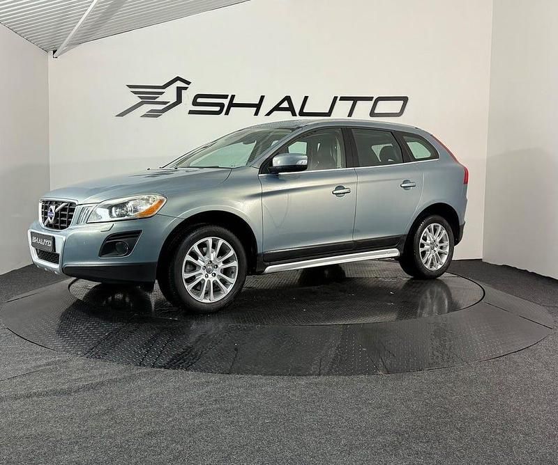 Blå Begagnad 2010 Volvo XC60 Summum SUV | 99 900 kr (Marknadspris) - Bild 1/4