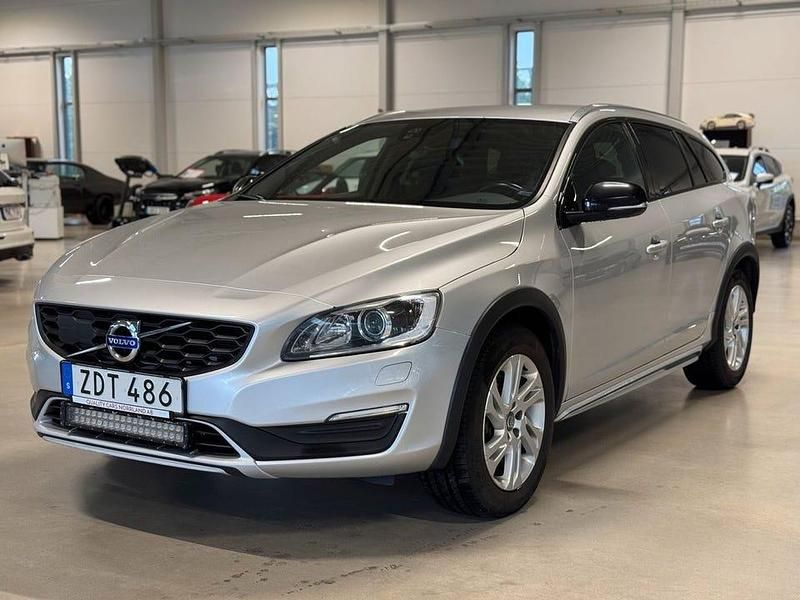 Silver Begagnad 2018 Volvo V60 CC Standard Kombi | 229 900 kr (Marknadspris) - Bild 1/4