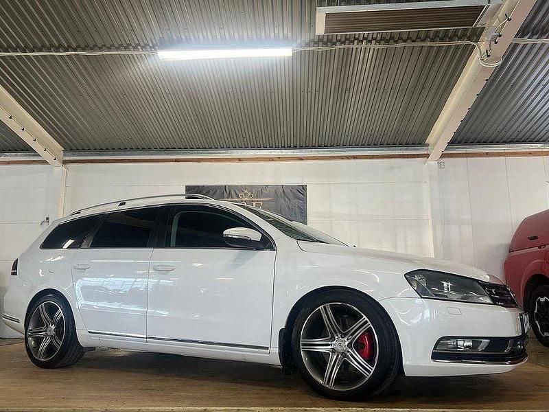 Vit Begagnad 2013 VW Passat Kombi | 89 900 kr (Marknadspris) - Bild 1/4