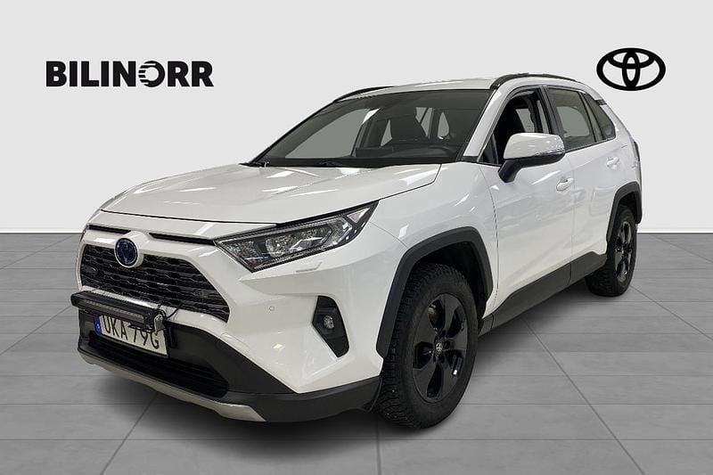 Vit Begagnad 2022 Toyota RAV4 Hybrid Active SUV | 299 900 kr (Marknadspris) - Bild 1/3