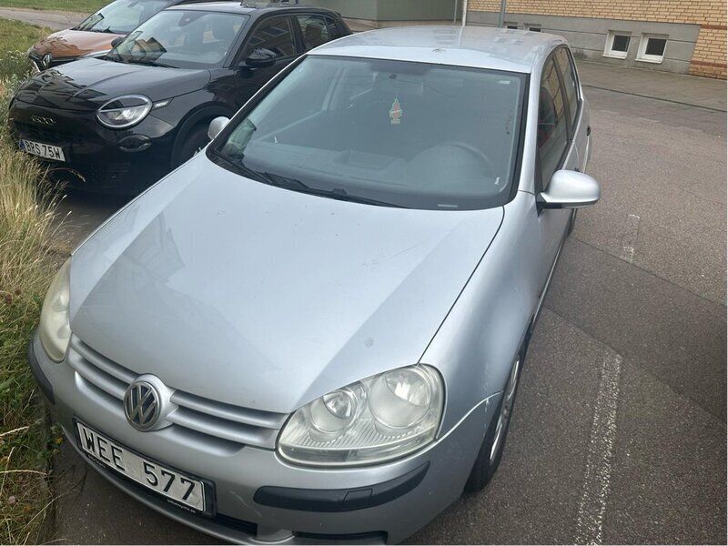 Silver Begagnad 2005 VW Golf IV Trendline Halvkombi | 20 000 kr (Bra pris) - Bild 1/4