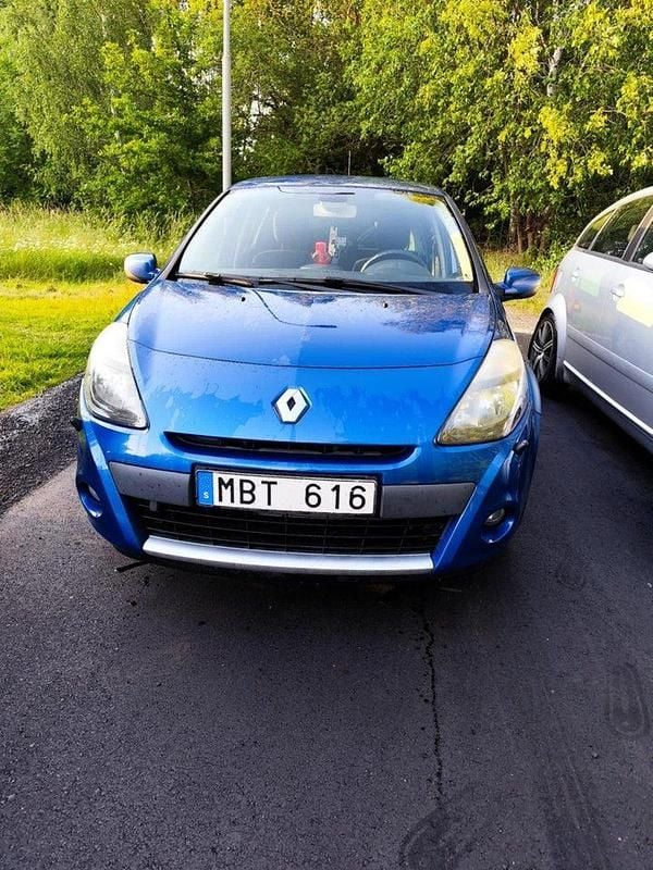 Blå Begagnad 2012 Renault Clio R.S. Halvkombi | 36 000 kr (Marknadspris) - Bild 1/4