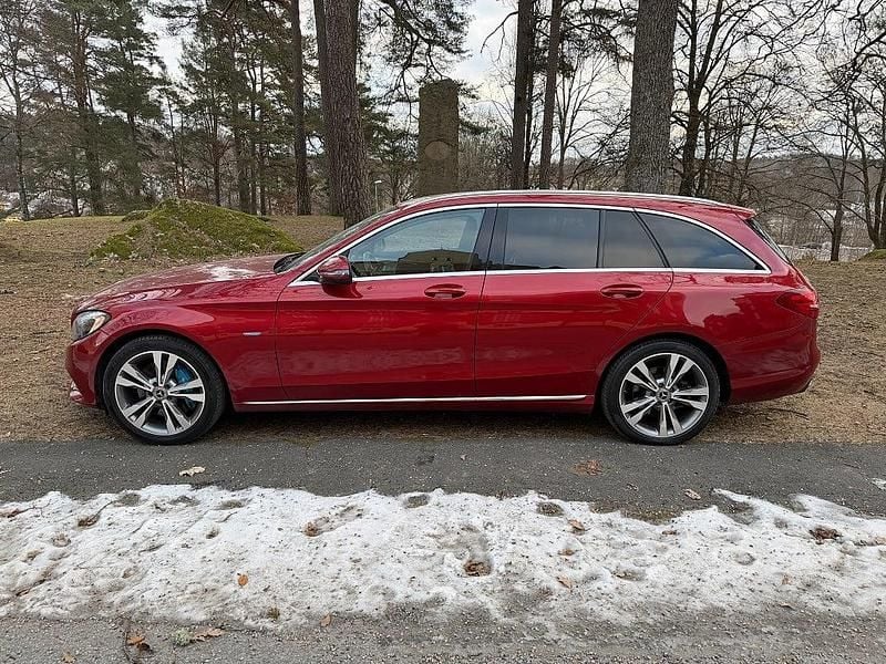 Begagnad Mercedes C350e Avantgarde 211 HK (155 kW) 2017 Röd Kombi