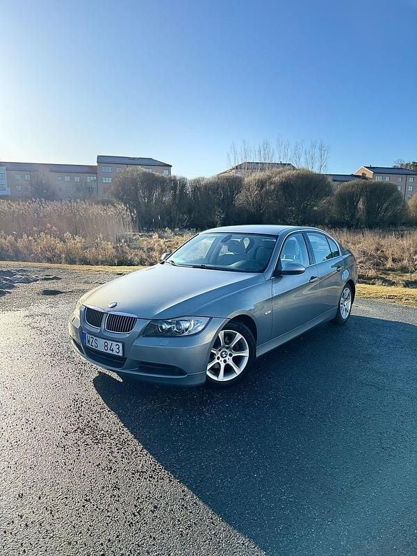 Grå Begagnad 2005 BMW 325 Advantage Sedan | 64 900 kr (Marknadspris) - Bild 1/4