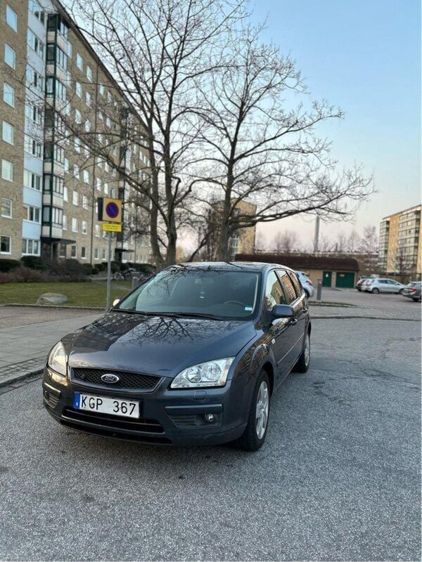 Grå Begagnad 2007 Ford Focus Trend Kombi | 26 900 kr (Marknadspris) - Bild 1/4