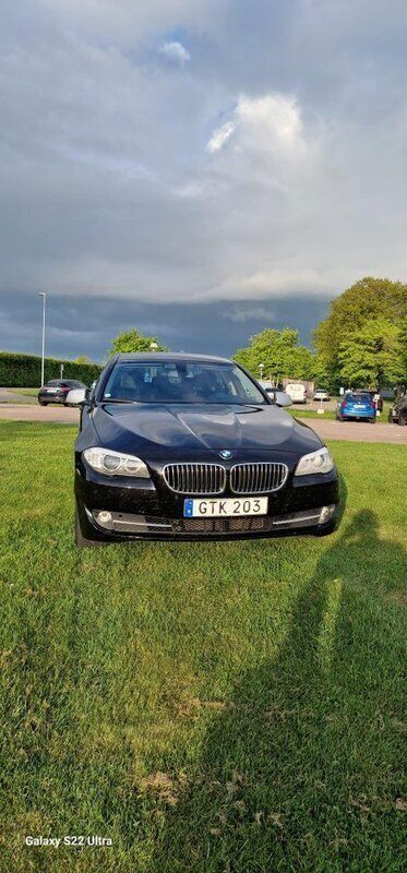 Svart Begagnad 2013 BMW 520 Sedan | 130 000 kr (Marknadspris) - Bild 1/4