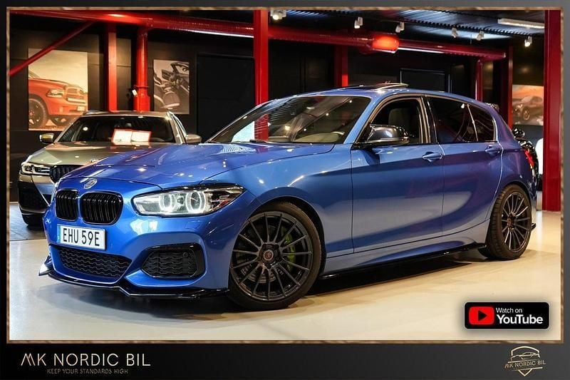 Blå Begagnad 2016 BMW M140 M Sport Halvkombi | 389 000 kr (Marknadspris) - Bild 1/4