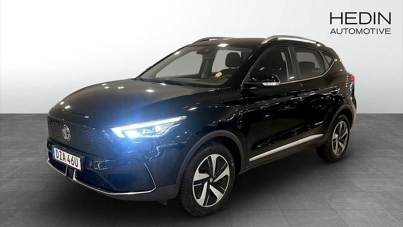 Svart (black) Begagnad 2022 MG ZS Comfort Sedan | 244 900 kr (Superpris) - Bild 1/4