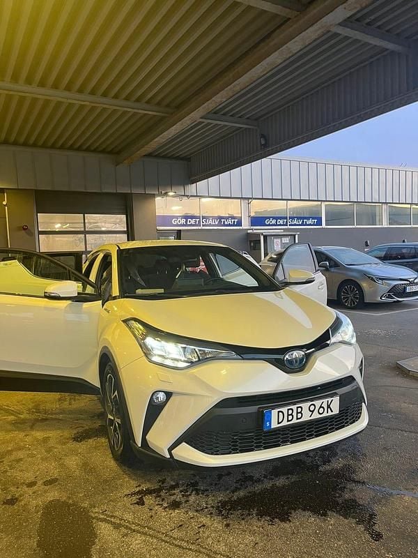 Vit Begagnad 2021 Toyota C-HR SUV | 260 000 kr (Marknadspris) - Bild 1/4