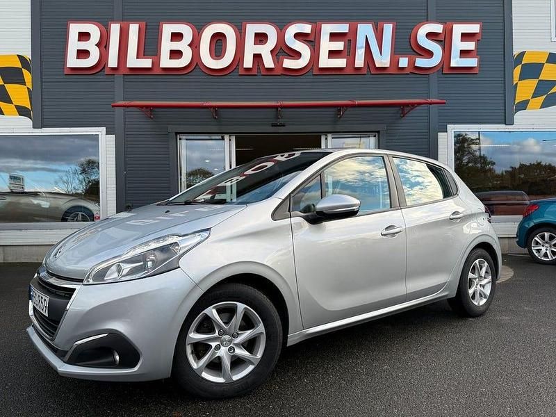 Ljusgrå Begagnad 2017 Peugeot 208 Halvkombi | 79 000 kr (Marknadspris) - Bild 1/4