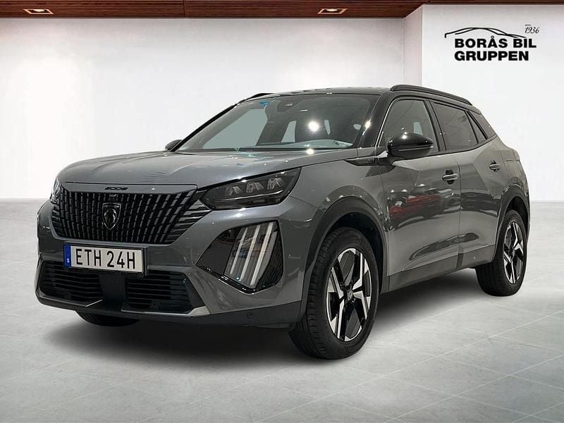 Grå Begagnad 2024 Peugeot 2008 GT SUV | 245 000 kr (Marknadspris) - Bild 1/4